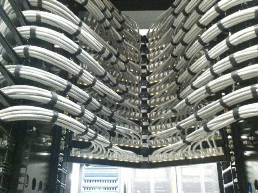 Cableado estructurado ordenado sobre bandeja portacables