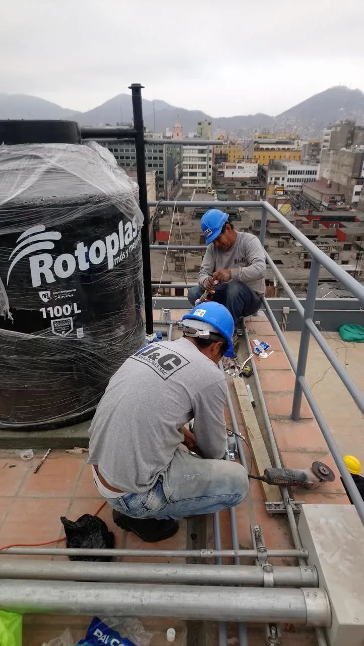 Instalación sanitaria en azotea, con Lima al fondo