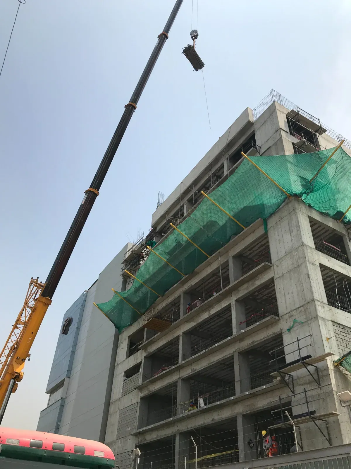 Izaje con grúa en un edificio en construcción