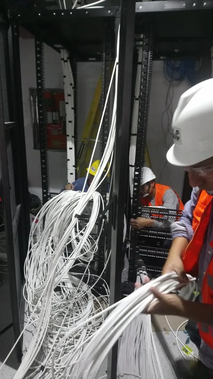 Tendido de cableado en un gabinete de comunicaciones