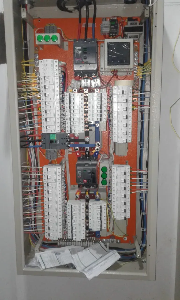 Tablero eléctrico montado y rotulado por J&C Edificaciones